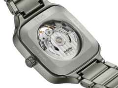 Rado True Square Skeleton Automatik Keramik 38mm skelettiertes Zifferblatt graues Keramikband – Herrenuhren Uhr ohne Datum aus Keramik und Titan. Das Gehäuse ist quadratisch und grau. Das Keramikarmband ist grau. Das Zifferblatt ist skelettiert und grau. – Ansicht 3