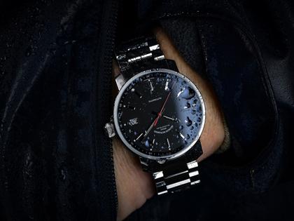 Mühle Glashütte 29er Big Automatik Edelstahl 42,4mm schwarzes Zifferblatt Metallband – Herrenuhren Uhr mit Datum aus Edelstahl. Das Gehäuse ist rund und silber. Das Edelstahlarmband ist silber. Das Zifferblatt ist ein Index in schwarz. – Ansicht 2