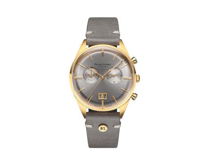 Bruno Söhnle Glashütte Merano Chronograph Quarz Edelstahl beschichtet 40mm silbernes Zifferblatt graues Lederband – Herrenuhren Chronograph aus Edelstahl und IP beschichtet. Das Gehäuse ist rund und gelbgold. Das Lederarmband ist grau. Das Zifferblatt ist ein Index in silber.