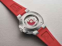 Oris Aquis Date Relief Automatik Edelstahl 43,5mm graues Zifferblatt rotes Kautschukband – Herrenuhren Uhr mit Datum aus Edelstahl und Kautschuk. Das Gehäuse ist rund und silber. Das Kautschuk / Kunststoff / Silikon Armband ist rot. Das Zifferblatt ist ein Index in grau. – Ansicht 4