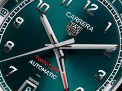 TAG Heuer Carrera Date Twin-Time Automatik Edelstahl 41mm petrolfarbenes Zifferblatt Metallband – Herrenuhren Uhr mit Datum aus Edelstahl. Das Gehäuse ist rund und silber. Das Edelstahlarmband ist silber. Das Zifferblatt ist ein Index in blau. – Ansicht 4