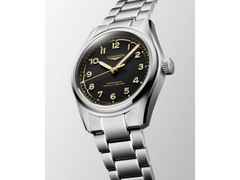 Longines Spirit Pilot Automatik Edelstahl 39mm schwarzes Zifferblatt Metallband – Herrenuhren Uhr ohne Datum aus Edelstahl. Das Gehäuse ist rund und silber. Das Edelstahlarmband ist silber. Das Zifferblatt ist arabisch und schwarz. – Ansicht 2