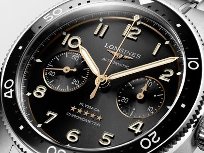 Longines Spirit Flyback Chronograph Automatik Edelstahl 42mm schwarzes Zifferblatt Metallband – Herrenuhren Chronograph aus Edelstahl und Keramik. Das Gehäuse ist rund und silber. Das Edelstahlarmband ist silber. Das Zifferblatt ist arabisch Index und schwarz. – Ansicht 2