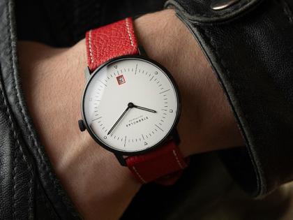 Sternglas Naos Edition Bauhaus III Quarz Edelstahl Schwarz-PVD 38mm weißes Zifferblatt rotes Lederband – Herrenuhren Uhr mit Datum aus Edelstahl, Leder und PVD beschichtet. Das Gehäuse ist rund und schwarz. Das Lederarmband ist rot. Das Zifferblatt ist arabisch Index und weiß. – Ansicht 8