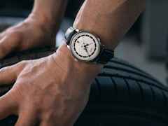 Union Glashütte Noramis Datum Deutschland Klassik 2025 Limitierte Edition Automatik Edelstahl 40mm Felgendesign Zifferblatt schwarzes Lederband – Herrenuhren Uhr mit Datum aus Edelstahl und Leder. Das Gehäuse ist rund und silber. Das Lederarmband ist schwarz. Das Zifferblatt ist ohne Zeichen und schwarz. – Ansicht 11