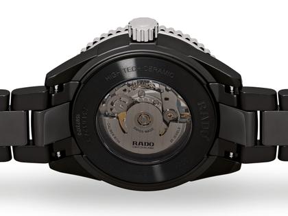 Rado Captain Cook  Keramik schwarz Keramikband – Herrenuhren Uhr ohne Datum aus Keramik. Das Gehäuse ist rund und schwarz. Das Keramikarmband ist schwarz. Das Zifferblatt ist ein Index in schwarz. – Ansicht 4