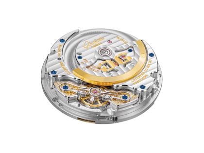 Glashütte Original PanoMaticCalendar Automatik Platin 42mm skelettiertes Zifferblatt blaues Lederband limitiert – Herrenuhren Uhr mit Kalender aus 750 Weißgold, 950 Platin und Leder. Das Gehäuse ist rund und silber. Das Lederarmband Kroko / Alligator ist blau. Das Zifferblatt ist ein Index in blau. – Ansicht 10
