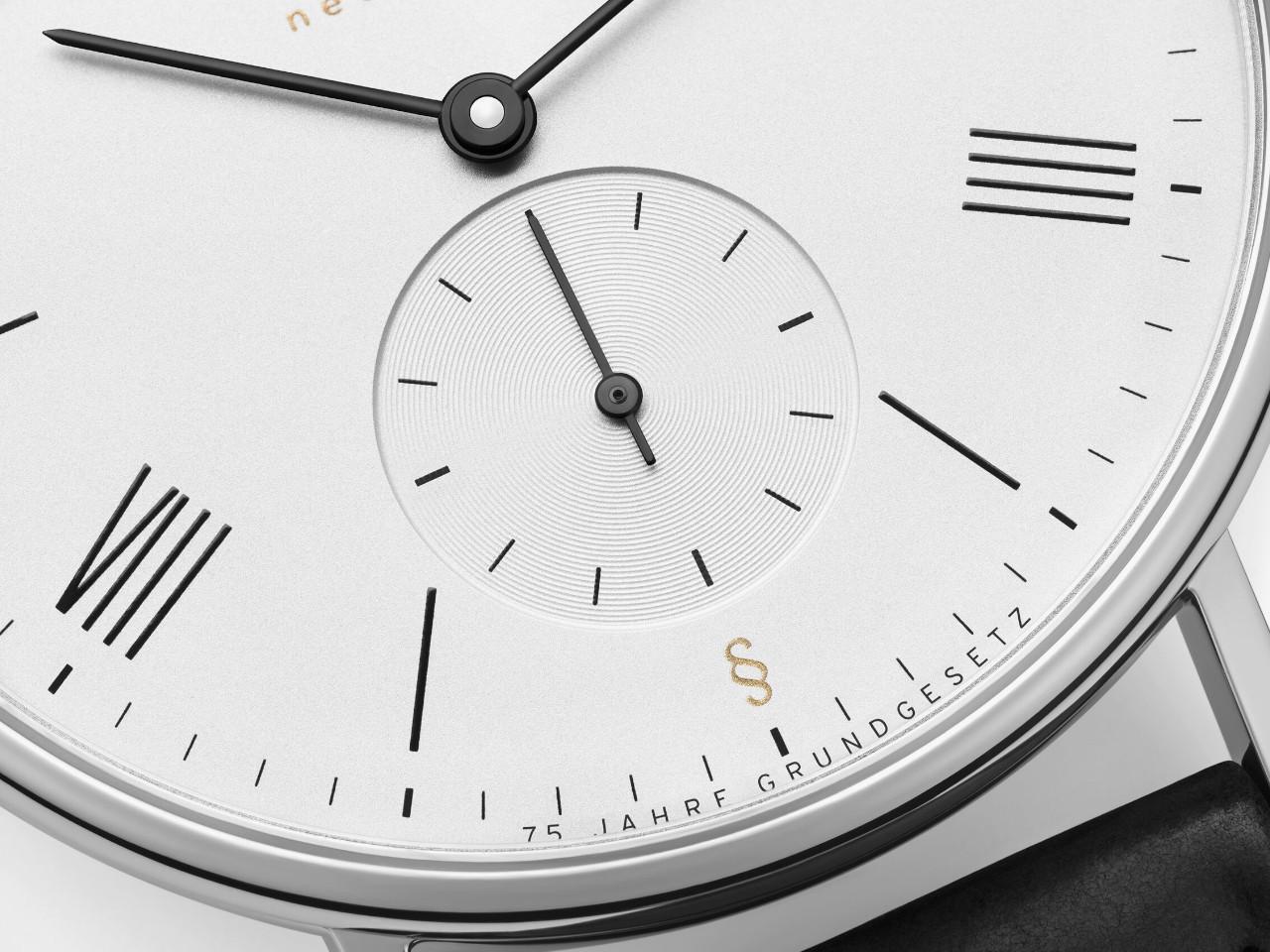 Nomos Glashütte Ludwig Neomatik 39 75 Jahre Grundgesetz Automatik Edelstahl 39mm weißes Zifferblatt schwarzes Lederband limitiert – Herrenuhren Uhr ohne Datum aus Edelstahl und Leder. Das Gehäuse ist rund und silber. Das Lederarmband ist schwarz. Das Zifferblatt ist römisch Index und weiß. – Ansicht 4