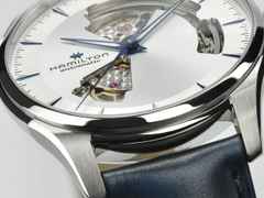 Hamilton Jazzmaster Open Heart Automatik Edelstahl 40mm silbernes Zifferblatt blaues Lederband – Herrenuhren Uhr ohne Datum aus Edelstahl und Leder. Das Gehäuse ist rund und silber. Das Lederarmband ist blau. Das Zifferblatt ist ein Index in silber. – Ansicht 4