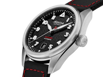Alpina Startimer Pilot Automatik Edelstahl 40mm schwarzes Zifferblatt schwarzes Textilband – Herrenuhren Uhr mit Datum aus Edelstahl. Das Gehäuse ist rund und silber. Das Textilarmband ist schwarz. Das Zifferblatt ist arabisch Index und schwarz. – Ansicht 2