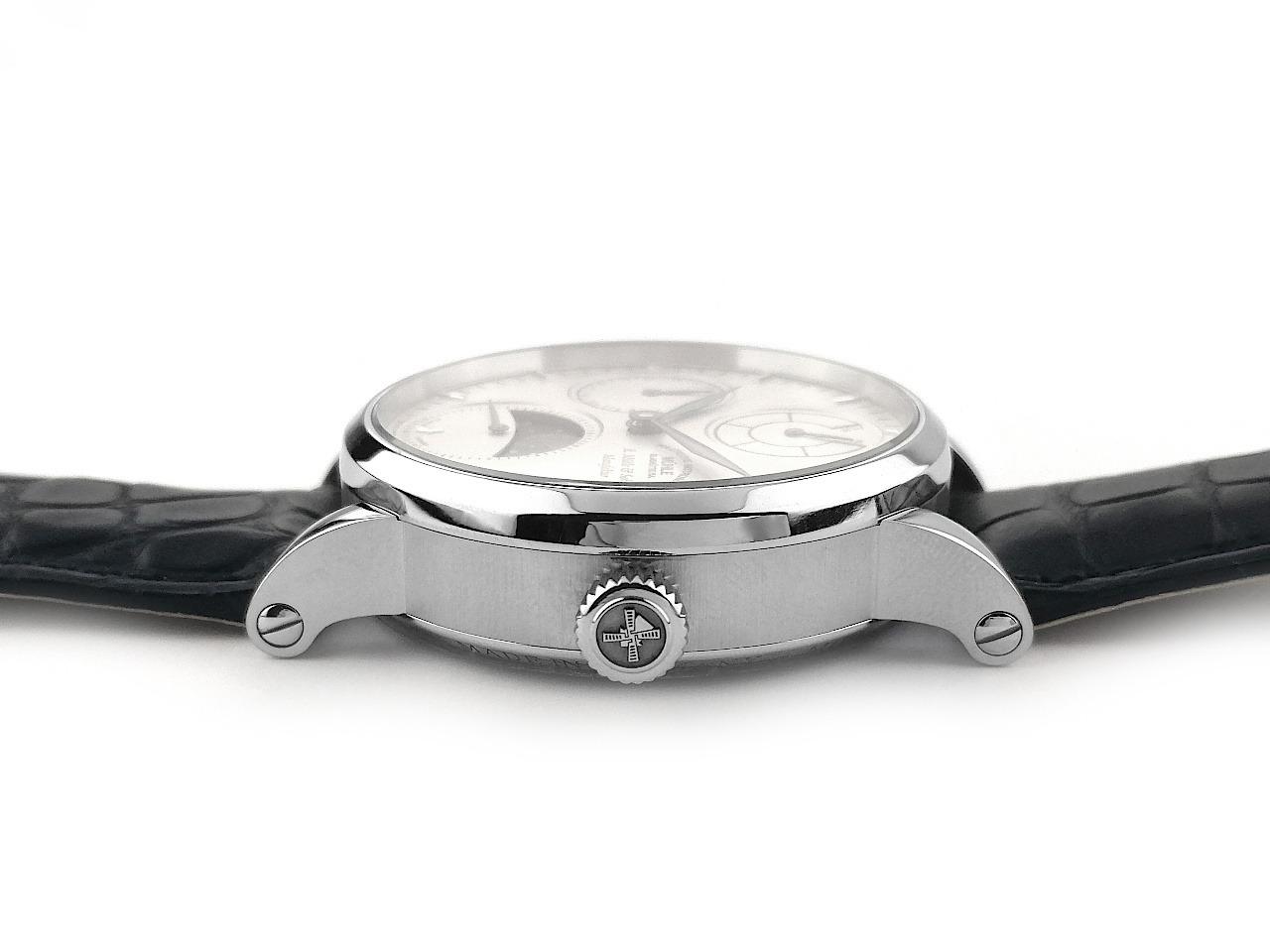 Mühle Glashütte Robert Mühle Mondphase Handaufzug Edelstahl 42mm silbernes Zifferblatt schwarzes Lederband M1-11-53 Full Set Occasion Refurbished – Herrenuhren Uhr mit Datum aus Edelstahl. Das Gehäuse ist rund und silber. Das Lederarmband ist schwarz. Das Zifferblatt ist ein Index in silber. – Ansicht 3