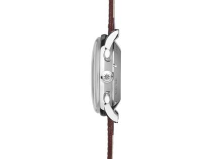 Junghans Meister Chronoscope Automatik Edelstahl 41mm versilbertes Zifferblatt braunes Lederband – Herrenuhren Chronograph aus Edelstahl und Leder. Das Gehäuse ist rund und silber. Das Lederarmband Strauß ist braun. Das Zifferblatt ist ein Index in silber. – Ansicht 2