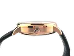 Glashütte Original PanoMaticInverse Automatik Rotgold 42mm silbernes Zifferblatt schwarzes Lederband 1-91-02-01-05-62 Full Set Occasion Refurbished – Herrenuhren Uhr mit Datum aus 750 Rotgold und 925 Silber. Das Gehäuse ist rund und rotgold. Das Lederarmband Kroko / Alligator ist schwarz. Das Zifferblatt ist ein Index in silber. – Ansicht 3