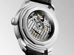 Longines Conquest Heritage Central Power Reserve Automatik Edelstahl 38mm champagnerfarbenes Zifferblatt schwarzes Lederband – Herrenuhren Uhr mit Datum aus Edelstahl und Leder. Das Gehäuse ist rund und silber. Das Lederarmband Kroko / Alligator ist schwarz. Das Zifferblatt ist ein Index in beige. – Ansicht 5