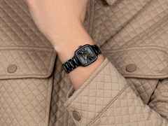 Rado True Square Quarz Keramik schwarz 29mm Keramikband schwarz – Damenuhren Uhr mit Datum aus Keramik und Titan. Das Gehäuse ist quadratisch und schwarz. Das Keramikarmband ist schwarz. Das Zifferblatt ist ein Index in schwarz. – Ansicht 6