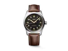 Longines Spirit Pilot Automatik Edelstahl 39mm schwarzes Zifferblatt braunes Lederband – Herrenuhren Uhr ohne Datum aus Edelstahl und Leder. Das Gehäuse ist rund und silber. Das Lederarmband ist braun. Das Zifferblatt ist arabisch und schwarz.
