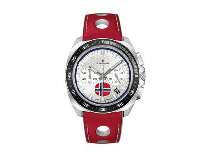 Junghans 1972 Chronoscope FIS Edition Trondheim 2025 Quarz Edelstahl 43mm silberweißes Zifferblatt blaues Lederband – Herrenuhren Chronograph aus Edelstahl. Das Gehäuse ist rund und silber. Das Lederarmband ist blau. Das Zifferblatt ist ein Index in weiß. – Ansicht 2