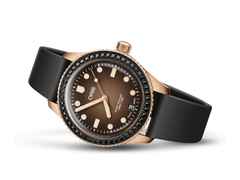 Oris Divers Sixty-Five 36 Bronze Herzog Loibner Limited Edition – Herrenuhren Uhr mit Datum aus Edelstahl. Das Gehäuse ist rund und silber. Das Lederarmband ist schwarz. Das Zifferblatt ist ein Index in braun. – Ansicht 2