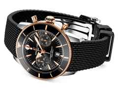 Breitling Superocean Heritage B01 Chronograph Automatik Edelstahl 42mm schwarzes Zifferblatt   schwarzes Kautschukband – Herrenuhren Chronograph aus 750 Rotgold, Edelstahl, Kautschuk und Keramik. Das Gehäuse ist rund und silber. Das Kautschuk / Kunststoff / Silikon Armband ist schwarz. Das Zifferblatt ist ein Index in schwarz. – Ansicht 4