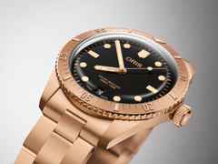 Oris Divers Sixty-Five Cotton Candy Automatik Bronze 38mm schwarzes Zifferblatt Metallband – Herrenuhren Uhr mit Datum aus Bronze. Das Gehäuse ist rund und roségold. Das Bronzearmband ist roségold. Das Zifferblatt ist ein Index in schwarz. – Ansicht 3