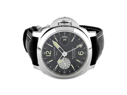 Juwelier Roller Panerai Luminor 44 GMT Automatik Edelstahl Lederband PAM00088 Full Set mit Garantie Occasion Refurbished – Herrenuhren Uhr mit Datum aus Edelstahl. Das Gehäuse ist tonneauform und silber. Das Lederarmband Kroko / Alligator ist schwarz. Das Zifferblatt ist arabisch Index und schwarz.