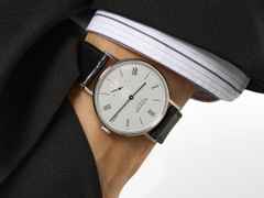 Nomos Glashütte Ludwig Neomatik 39 75 Jahre Grundgesetz Automatik Edelstahl 39mm weißes Zifferblatt schwarzes Lederband limitiert – Herrenuhren Uhr ohne Datum aus Edelstahl und Leder. Das Gehäuse ist rund und silber. Das Lederarmband ist schwarz. Das Zifferblatt ist römisch Index und weiß. – Ansicht 6