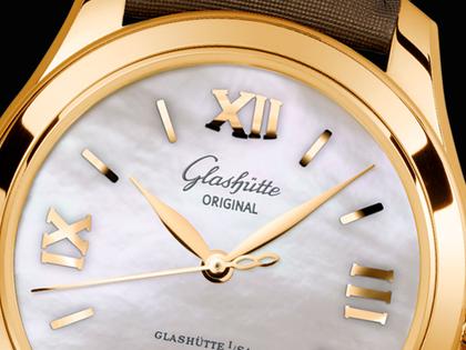 Glashütte Original Lady Serenade Automatik Roségold 36mm Perlmutt-Zifferblatt braunes Textilband – Damenuhren Uhr mit Datum aus 750 Rotgold. Das Gehäuse ist rund und roségold. Das Lederarmband Satin ist braun. Das Zifferblatt ist römisch Index und weiß. – Ansicht 2