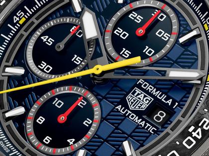 TAG Heuer Formula 1 Chronograph X Oracle RedBull Racing Automatik Titan 44mm blaues Zifferblatt Metallband – Herrenuhren Chronograph aus Carbon, DLC beschichtet, Kautschuk und Titan. Das Gehäuse ist rund und grau. Das Titanarmband ist silber. Das Zifferblatt ist ein Index in blau. – Ansicht 5