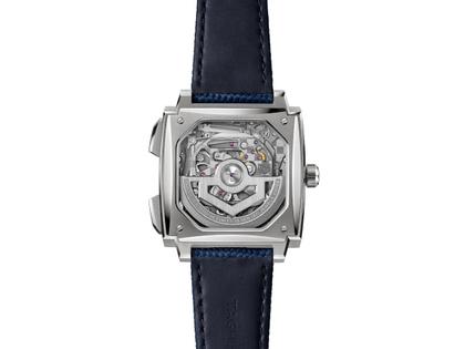 TAG Heuer Monaco Evergraph Automatik Titan 40mm skelettiertes Zifferblatt blaues Kautschukband – Herrenuhren Chronograph aus Titan. Das Gehäuse ist quadratisch und grau. Das Kautschuk / Kunststoff / Silikon Armband ist blau. Das Zifferblatt ist ein Index in silber. – Ansicht 2