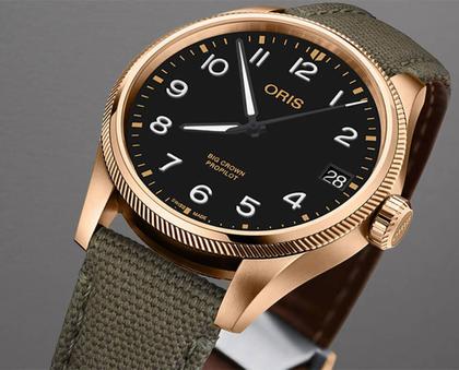 Oris Big Crown ProPilot Big Date Automatik Bronze 41mm schwarzes Zifferblatt grünes Textilband – Herrenuhren Uhr mit Datum aus Bronze und Edelstahl. Das Gehäuse ist rund und silber. Das Textilarmband ist grün. Das Zifferblatt ist arabisch und schwarz. – Ansicht 4