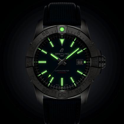 Breitling Avenger Automatik 42 Edelstahl blaues Zifferblatt dunkelblaues Lederband – Herrenuhren Uhr mit Datum aus Edelstahl und Leder. Das Gehäuse ist rund und silber. Das Lederarmband ist blau. Das Zifferblatt ist ein Index in blau. – Ansicht 6