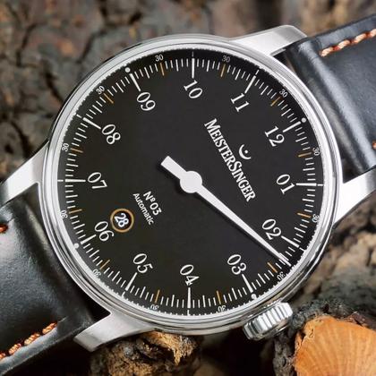 MeisterSinger No 03 40 mm schwarz – Herrenuhren Uhr mit Datum aus Edelstahl und Leder. Das Gehäuse ist rund und silber. Das Lederarmband ist schwarz. Das Zifferblatt ist arabisch und schwarz. – Ansicht 3