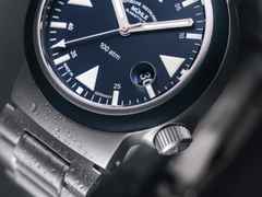 Mühle Glashütte S.A.R. Rescue-Timer Nautikblau Automatik Edelstahl 42mm blaues Zifferblatt Metallband – Herrenuhren Uhr mit Datum aus Edelstahl und Kautschuk. Das Gehäuse ist rund und silber. Das Edelstahlarmband ist silber. Das Zifferblatt ist ein Index in blau. – Ansicht 3