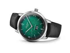 Glashütte Original Sixties Panoramadatum Automatik Edelstahl 42mm grünes Zifferblatt schwarzes Lederband – Herrenuhren Uhr mit Datum aus Edelstahl. Das Gehäuse ist rund und silber. Das Lederarmband ist schwarz. Das Zifferblatt ist arabisch Index und grün. – Ansicht 2