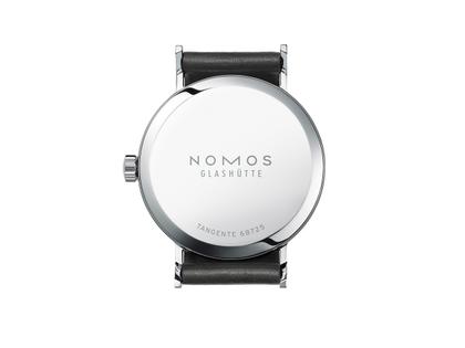 Nomos Glashütte Tangente 35 Handaufzug Edelstahl 35mm weißes Zifferblatt schwarzes Lederband Stahlboden – Herrenuhren Uhr ohne Datum aus Edelstahl und Leder. Das Gehäuse ist rund und silber. Das Lederarmband ist schwarz. Das Zifferblatt ist arabisch Index und silber. – Ansicht 3