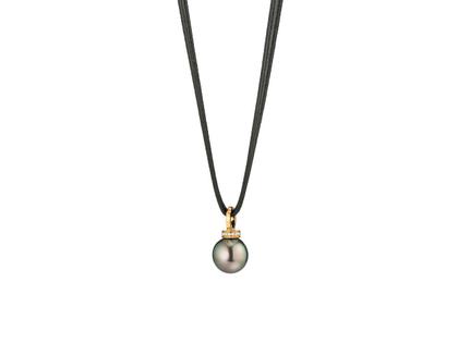 Gellner Modern Classic Kette mit Anhänger Gelbgold 125cm mit Maruteaperle und Brillanten 0,065ct – Halsschmuck Kette mit Anhänger aus 750 Rotgold.