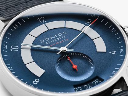 Nomos Glashütte Autobahn neomatik 41 Datum Nachtblau Automatik Edelstahl 41mm blaues Zifferblatt blaues Textilband – Herrenuhren Uhr mit Datum aus Edelstahl. Das Gehäuse ist rund und silber. Das Textilarmband ist blau. Das Zifferblatt ist arabisch Index und blau. – Ansicht 2
