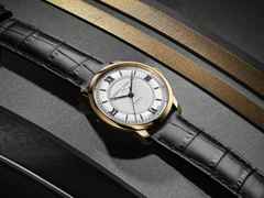 Frederique Constant Classics Premiere Automatik Edelstahl gelbgoldfarben-PVD 38,5mm weißes Zifferblatt schwarzes Lederband – Herrenuhren Uhr ohne Datum aus Edelstahl, Leder und PVD beschichtet. Das Gehäuse ist rund und silber. Das Lederarmband ist schwarz. Das Zifferblatt ist römisch Index und weiß. – Ansicht 3