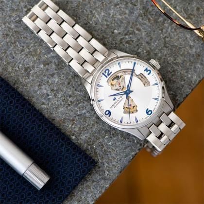 Hamilton Jazzmaster Open Heart Automatik Edelstahl 42mm silbernes Zifferblatt Metallband – Herrenuhren Uhr ohne Datum aus Edelstahl. Das Gehäuse ist rund und silber. Das Edelstahlarmband ist silber. Das Zifferblatt ist arabisch Index und silber. – Ansicht 3