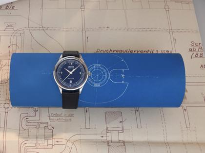 Union Glashütte Noramis Datum Deutschland Klassik 2021 Limitierte Edition Automatik Edelstahl 40mm blaues Zifferblatt blaues Lederband – Herrenuhren Uhr mit Datum aus Edelstahl. Das Gehäuse ist rund und silber. Das Lederarmband ist blau. Das Zifferblatt ist arabisch Index und blau. – Ansicht 4