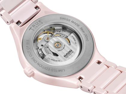 Rado True Round Open Heart Limited Edition Automatik Keramik 40mm rosa Zifferblatt rosa Keramikband – Herrenuhren Uhr ohne Datum aus Keramik und Titan. Das Gehäuse ist rund und rosa. Das Keramikarmband ist rosa. Das Zifferblatt ist ein Index in rosa. – Ansicht 6