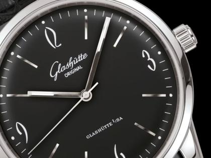 Glashütte Original Sixties Automatik Edelstahl 39mm schwarzes Zifferblatt schwarzes Lederband – Herrenuhren Uhr ohne Datum aus Edelstahl. Das Gehäuse ist rund und silber. Das Lederarmband Kroko / Alligator ist schwarz. Das Zifferblatt ist arabisch Index und schwarz. – Ansicht 3