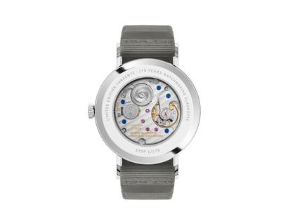 Nomos Glashütte Tangente 38 Datum "175 Years Watchmaking - Stop" Handaufzug Edelstahl cremeweißes Zifferblatt graues Textilband Glasboden – Herrenuhren Uhr mit Datum aus Edelstahl. Das Gehäuse ist rund und silber. Das Textilarmband ist grau. Das Zifferblatt ist arabisch Index und beige. – Ansicht 2
