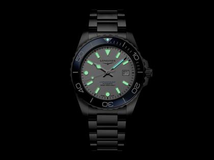 Longines HydroConquest Sylt Edition 2026 Automatik Edelstahl 42mm weißes Zifferblatt Metallband – Herrenuhren Uhr mit Datum aus Edelstahl und Keramik. Das Gehäuse ist rund und silber. Das Edelstahlarmband ist silber. Das Zifferblatt ist ein Index in weiß. – Ansicht 8