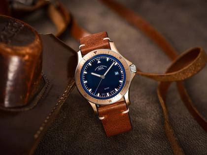 Mühle Glashütte Promare Go Bronze Datum Automatik 42mm blaues Zifferblatt braunes Lederband – Herrenuhren Uhr mit Datum aus Bronze und Edelstahl. Das Gehäuse ist rund und roségold. Das Lederarmband ist braun. Das Zifferblatt ist ein Index in blau. – Ansicht 3