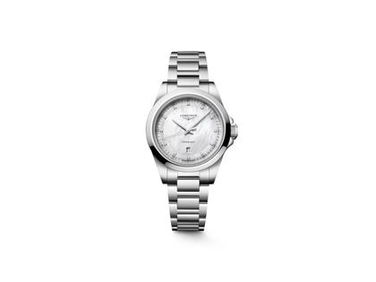 Longines Conquest Quarz Edelstahl 30mm weißes Perlmutt-Zifferblatt mit Diamanten Metallband – Damenuhren Uhr mit Datum aus Edelstahl. Das Gehäuse ist rund und silber. Das Edelstahlarmband ist silber. Das Zifferblatt ist ein Index in weiß.