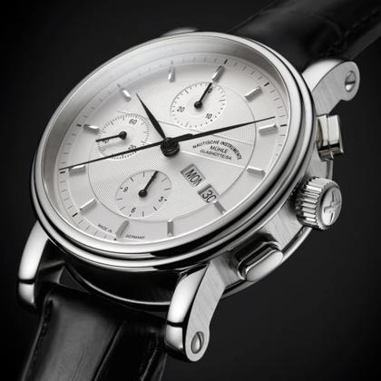 Mühle Glashütte Teutonia II Chronograph Automatik Edelstahl 42mm silbernes Zifferblatt schwarzes Lederband – Herrenuhren Chronograph aus Edelstahl. Das Gehäuse ist rund und silber. Das Lederarmband Kroko / Alligator ist schwarz. Das Zifferblatt ist ein Index in silber. – Ansicht 4