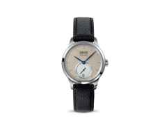 Union Glashütte 1893 Johannes Dürrstein Jubiläumsedition Kleine Sekunde Automatik Edelstahl 34mm beiges Zifferblatt schwarzes Lederband limitiert – Damenuhren Uhr mit Datum aus Edelstahl und Leder. Das Gehäuse ist rund und silber. Das Lederarmband ist schwarz. Das Zifferblatt ist ein Index in beige.
