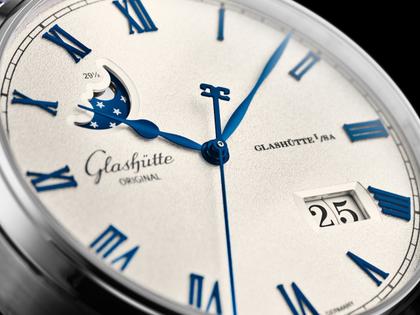 Glashütte Original Senator Excellence Panoramadatum Mondphase Automatik Edelstahl 40mm Frostsilber Zifferblatt Metallband – Herrenuhren Uhr mit Datum aus Edelstahl. Das Gehäuse ist rund und silber. Das Edelstahlarmband ist silber. Das Zifferblatt ist römisch und silber. – Ansicht 3
