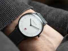Sternglas Naos Edition Bauhaus III Quarz Edelstahl Schwarz-PVD 38mm weißes Zifferblatt graues Lederband – Herrenuhren Uhr mit Datum aus Edelstahl, Leder und PVD beschichtet. Das Gehäuse ist rund und schwarz. Das Lederarmband ist grau. Das Zifferblatt ist arabisch Index und weiß. – Ansicht 7